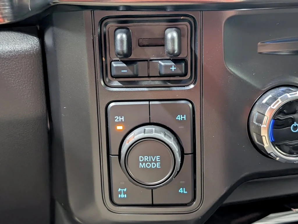 New 2027 Oxford White Ford F-350® Lariat® image 8