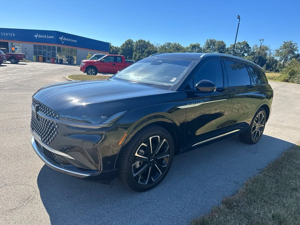 Used 2024 Black Lincoln Reserve image 3
