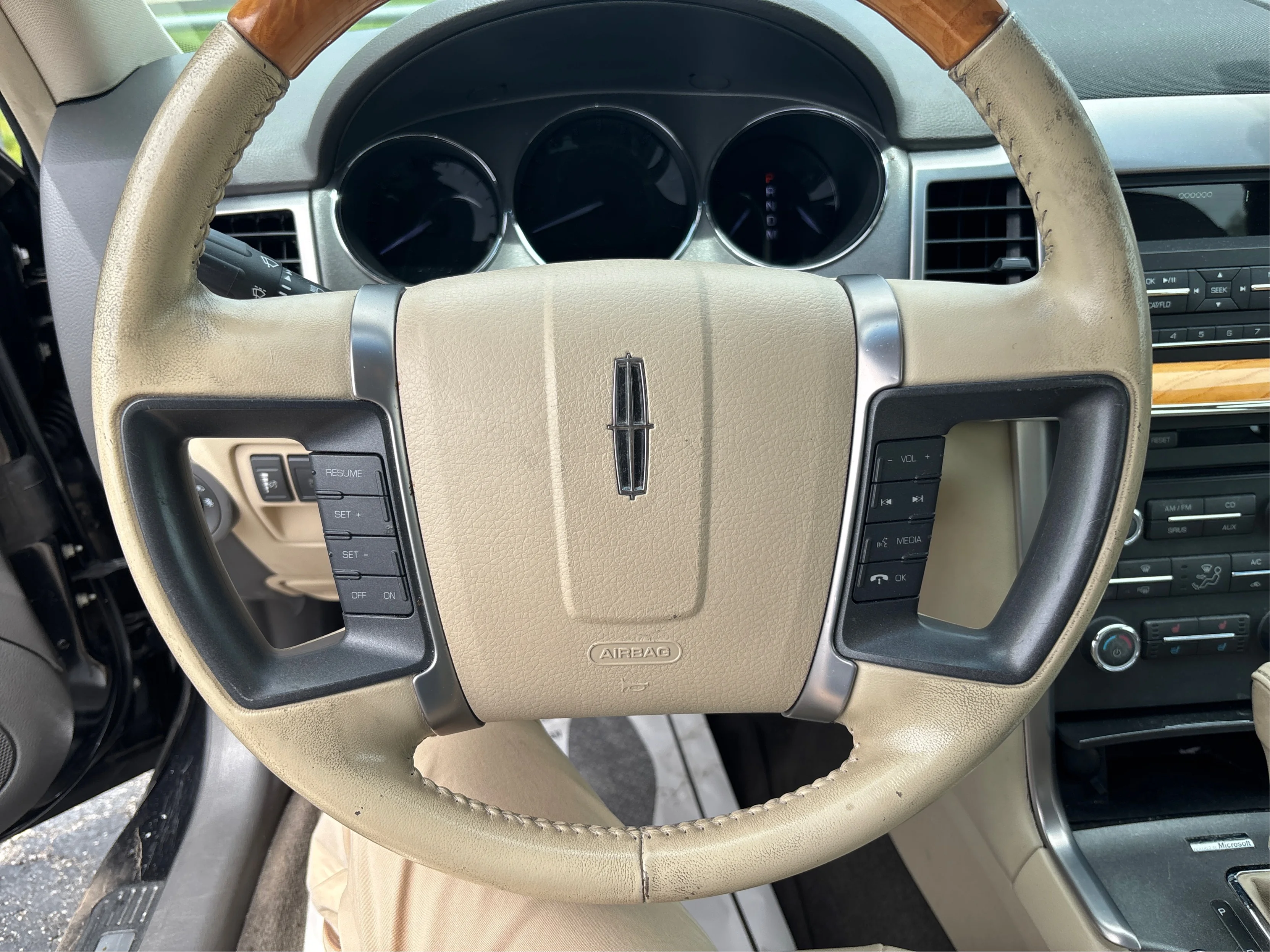 Used 2011 Black Lincoln base image 17