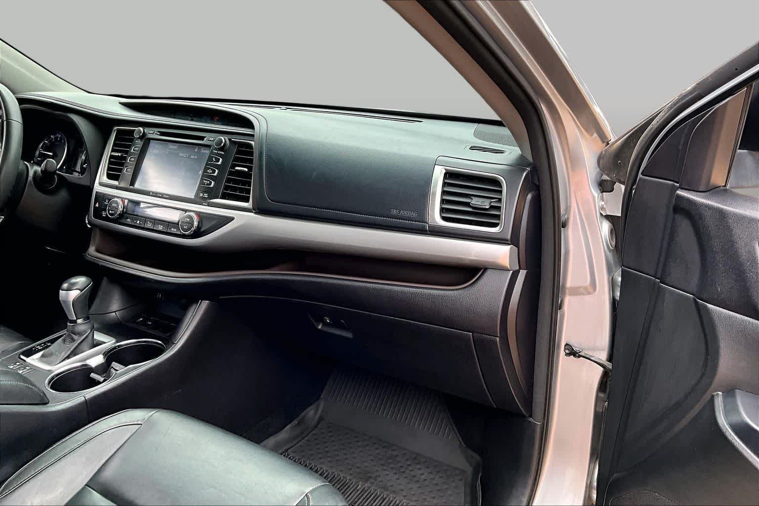Used 2016 Silver Sky Metallic Toyota XLE image 18