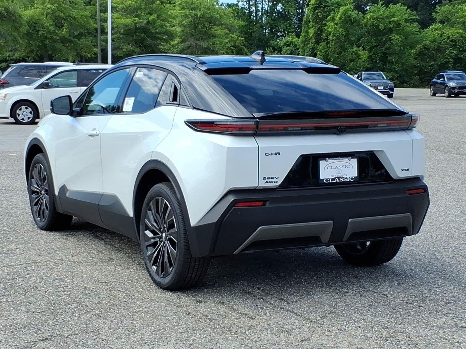 New 2026 Wind Chill Pearl with Midnight Black Metallic roof Toyota XSE image 10
