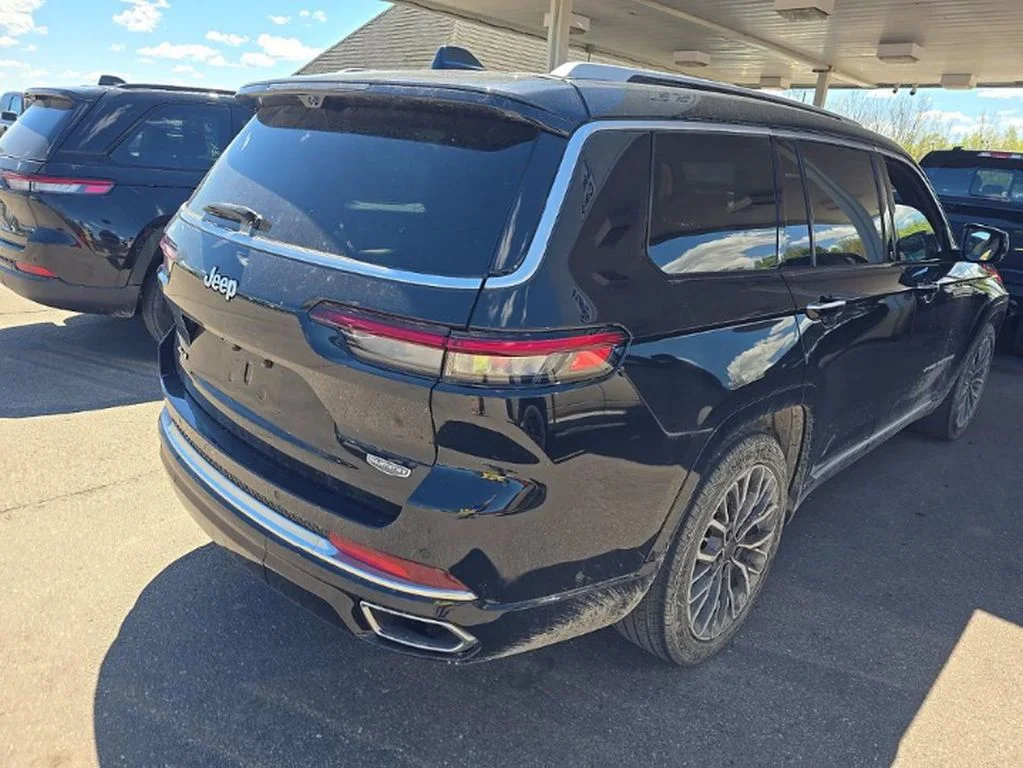 Used 2023 Black Jeep Summit image 4