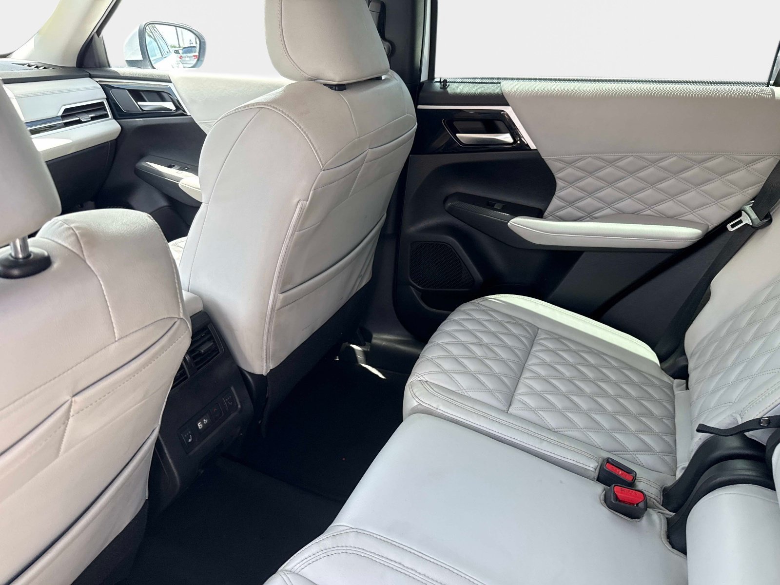 Used 2023 White Diamond Pearl Mitsubishi SEL image 15