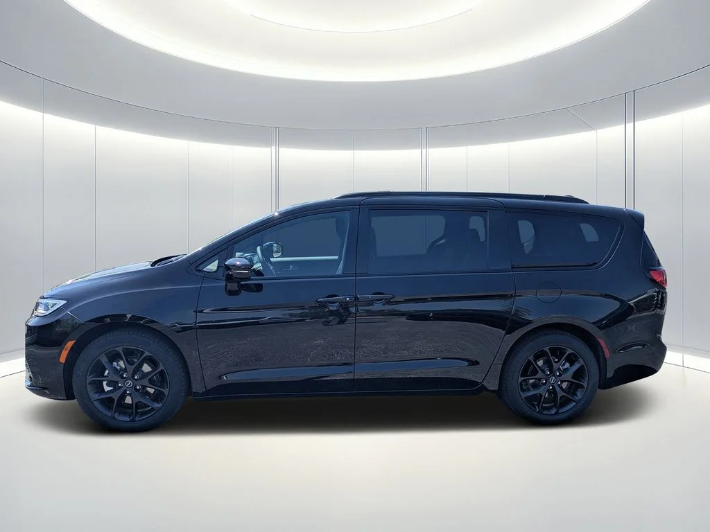 New 2026 Diamond Black Crystal Pearl-Coat Exterior Paint Chrysler Select image 7