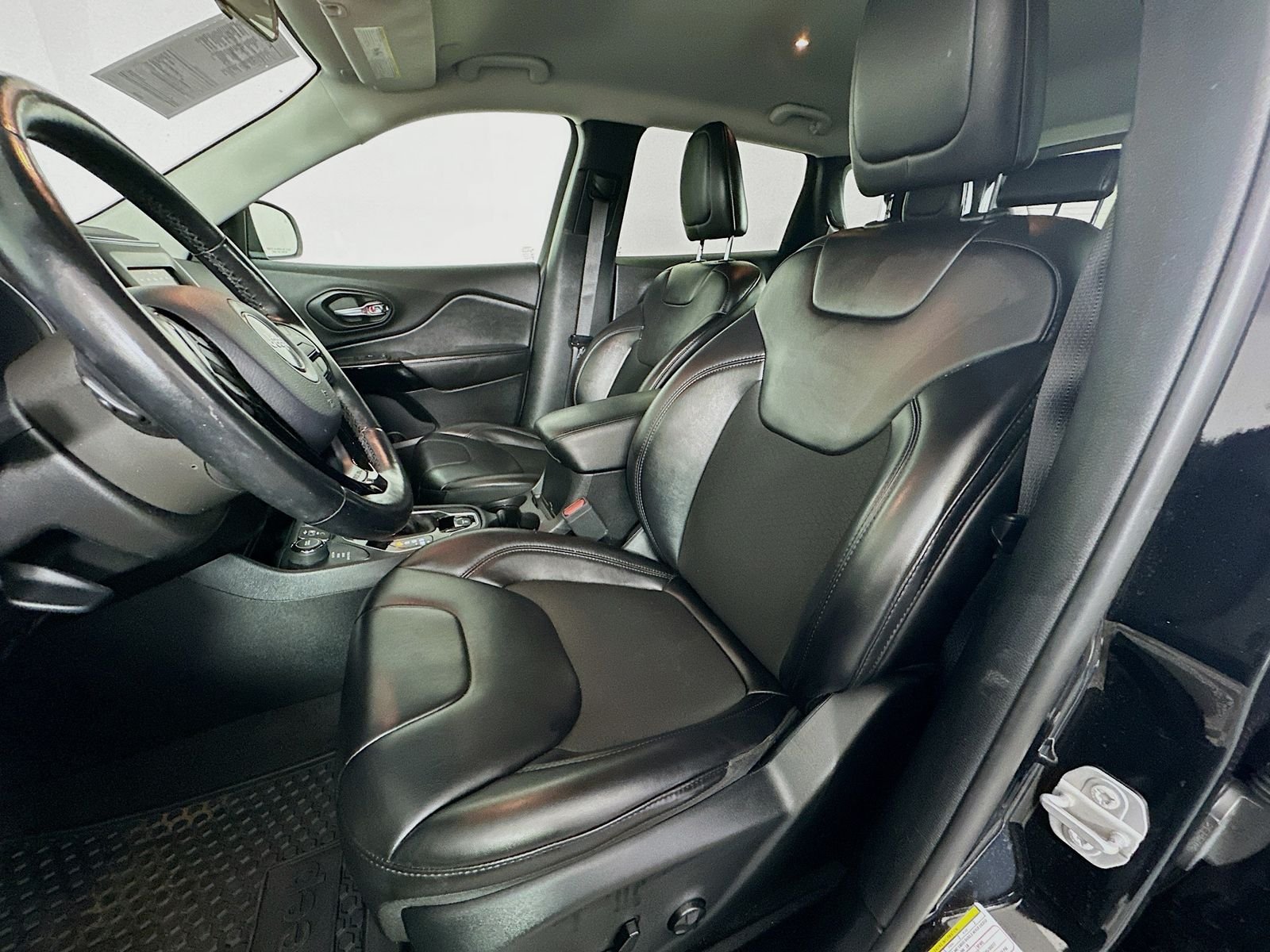 Used 2020 Diamond Black Crystal Pearlcoat Jeep Latitude Plus image 20