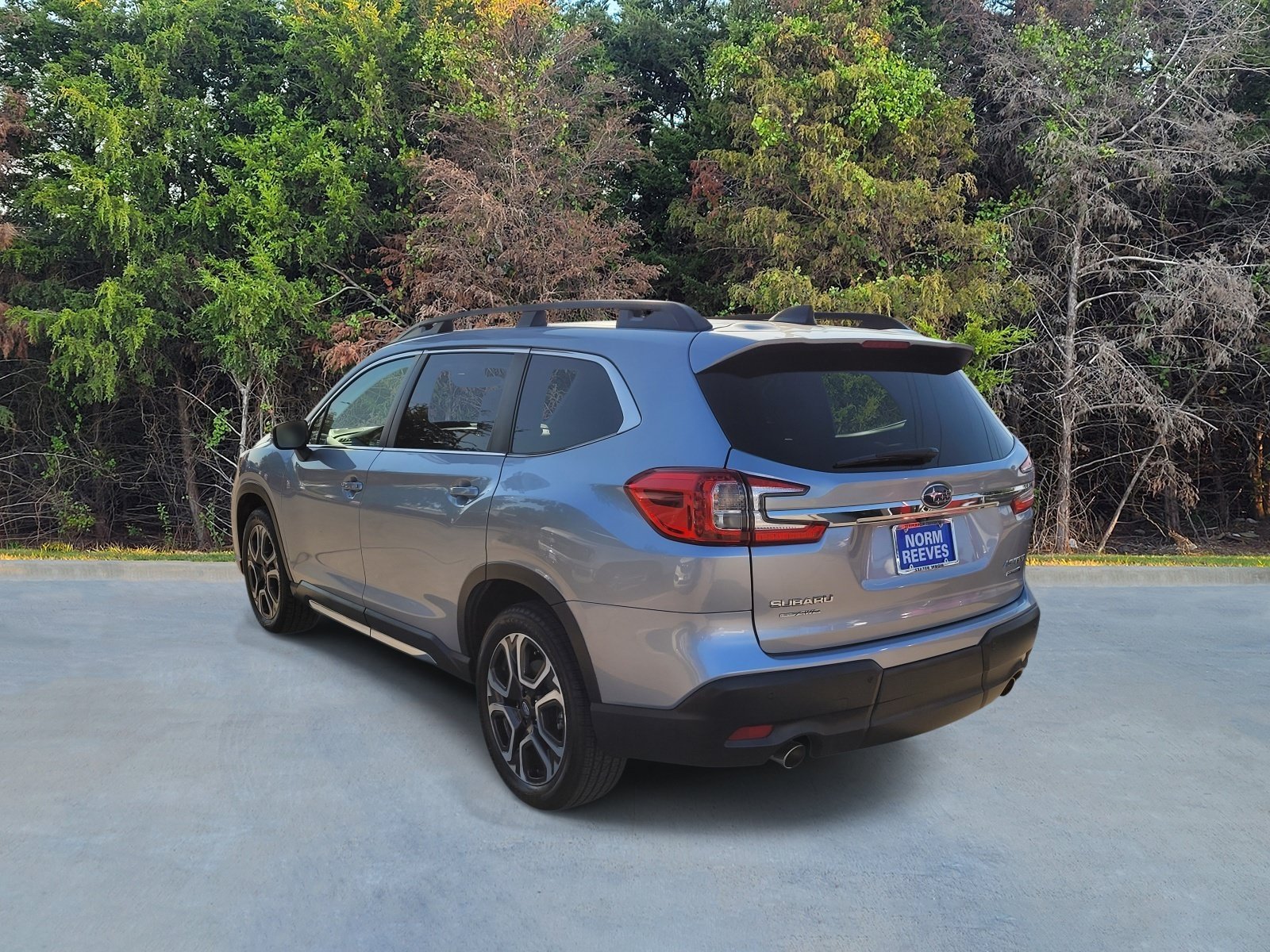 Used 2023 Ice Silver Metallic Subaru Limited image 21