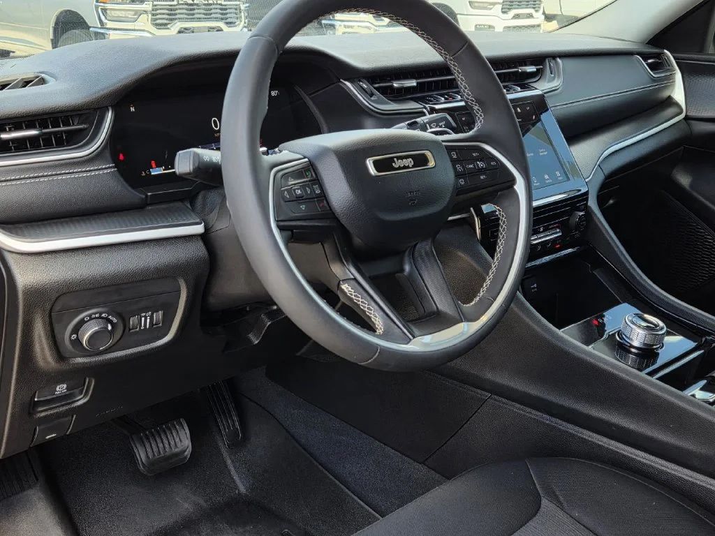 Used 2023 Red Jeep Laredo image 14