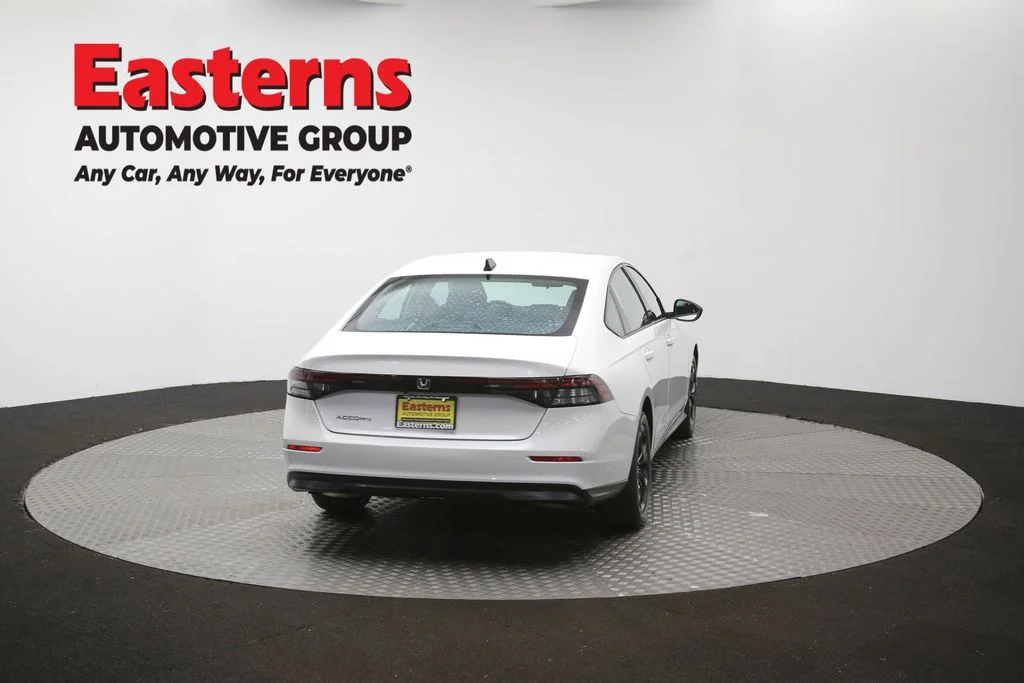 Used 2025 White Honda SE image 37