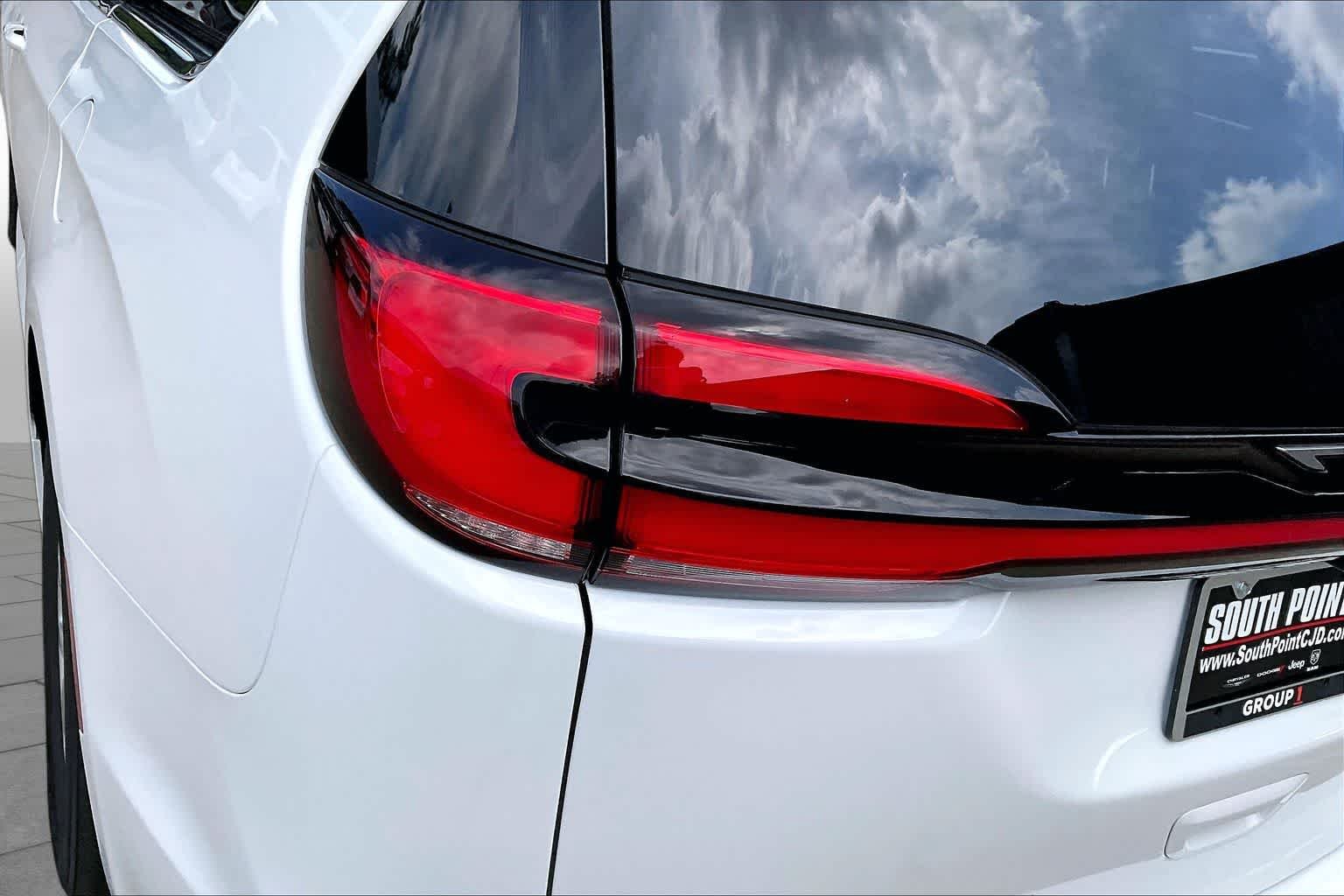New 2027 Bright White Clear-Coat Exterior Paint Chrysler Select image 14