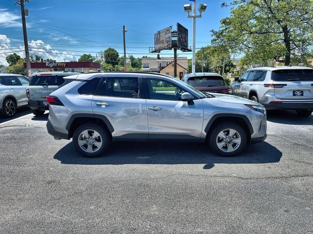 2025 Toyota RAV4 XLE - Photo 11