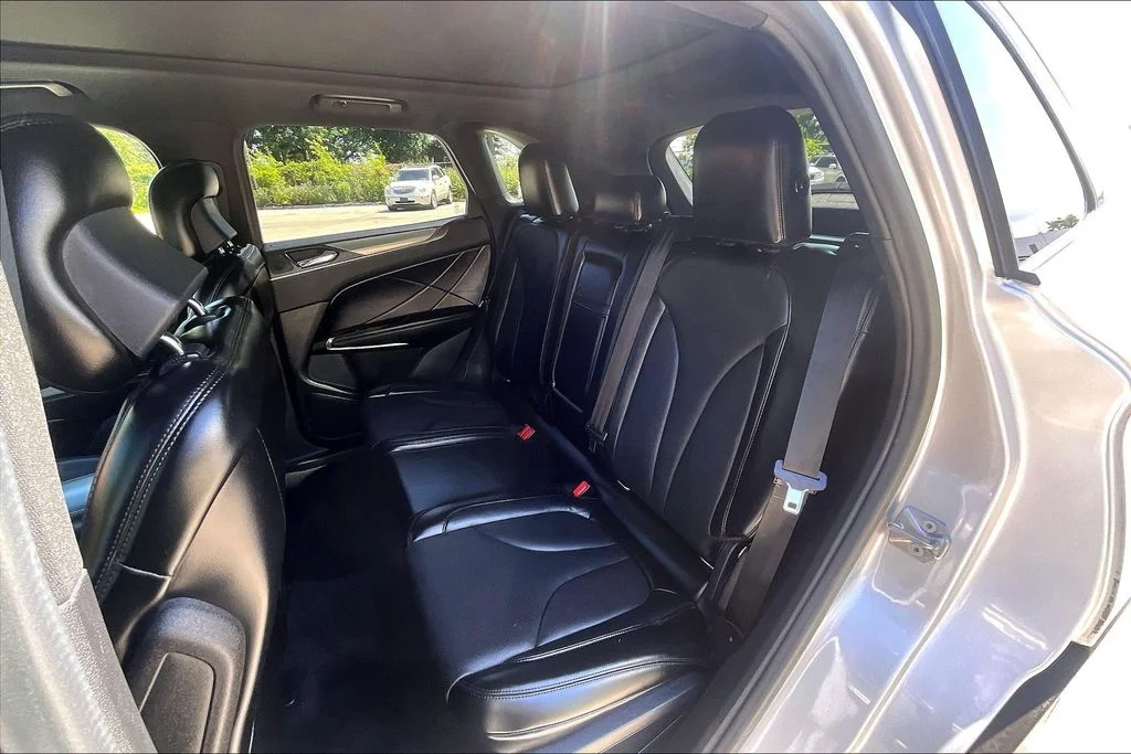 Used 2015 Silver Lincoln Base image 25