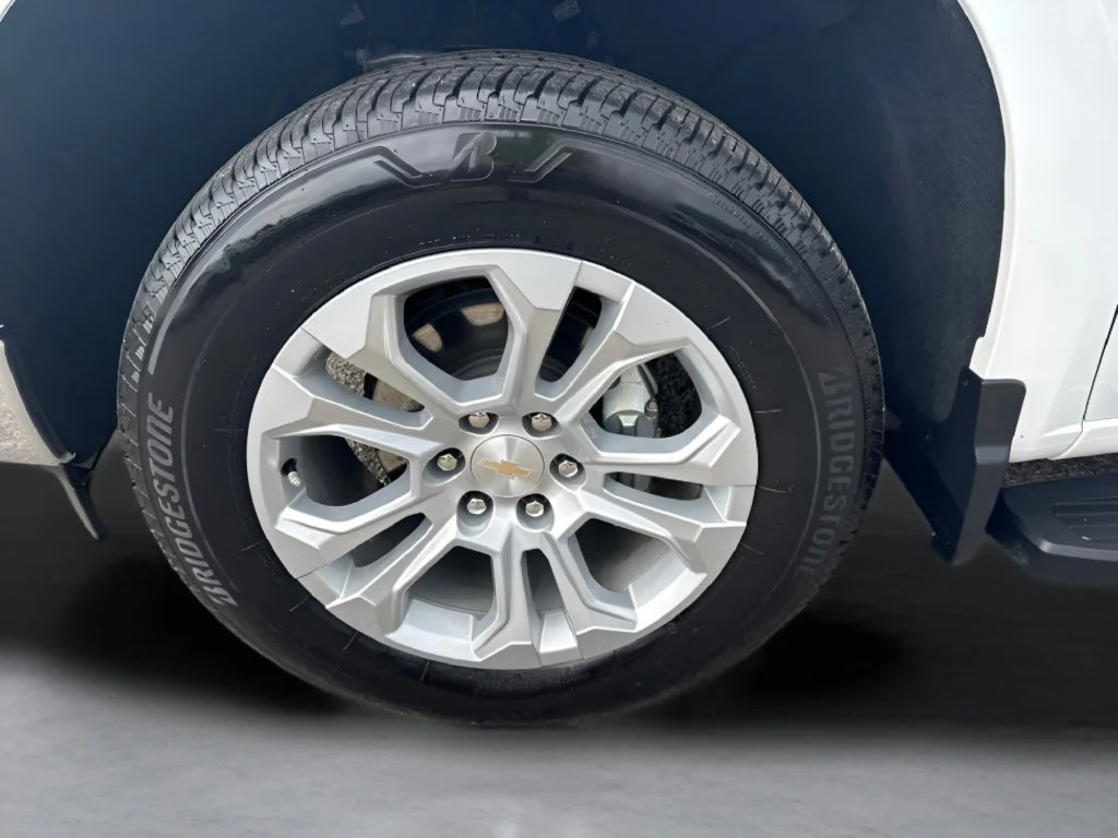 Used 2025 Summit White Chevrolet LTZ image 37