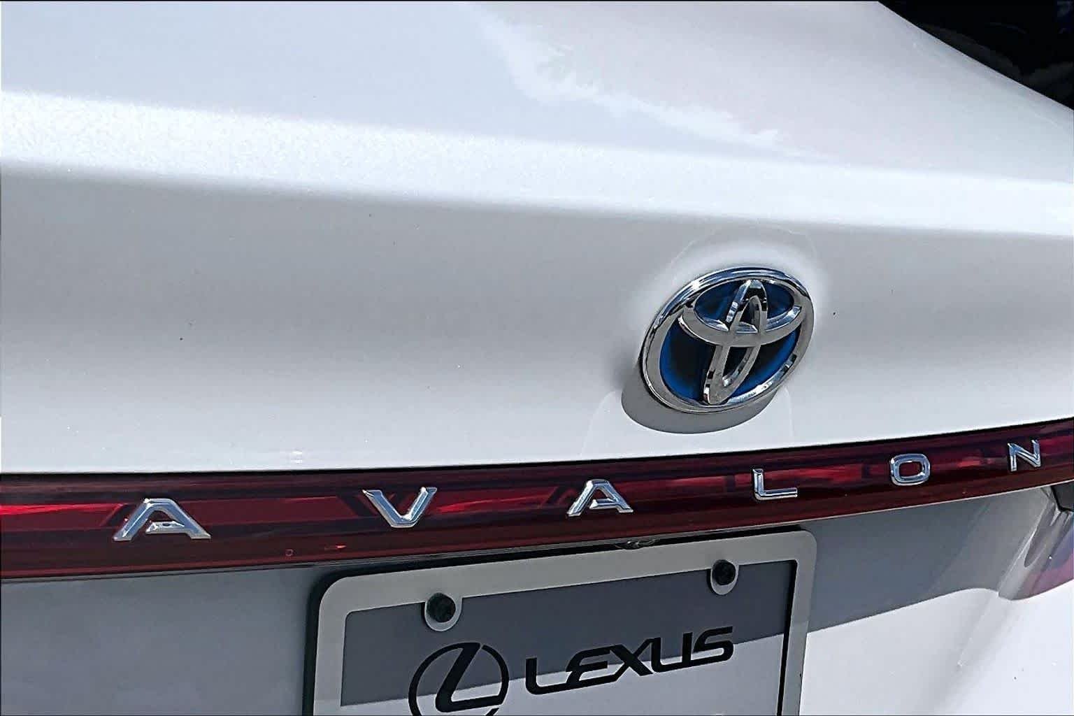 Used 2019 Wind Chill Pearl Toyota Hybrid Limited image 31