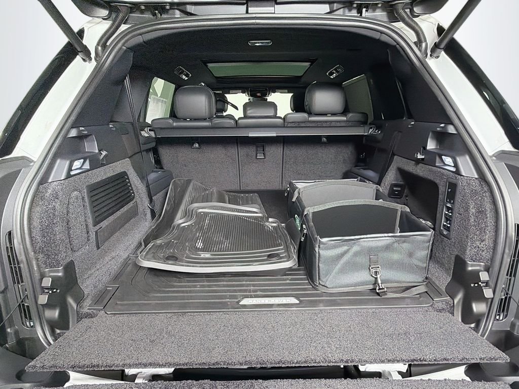 New 2026 Fuji White Land Rover SE 7 Seats image 28