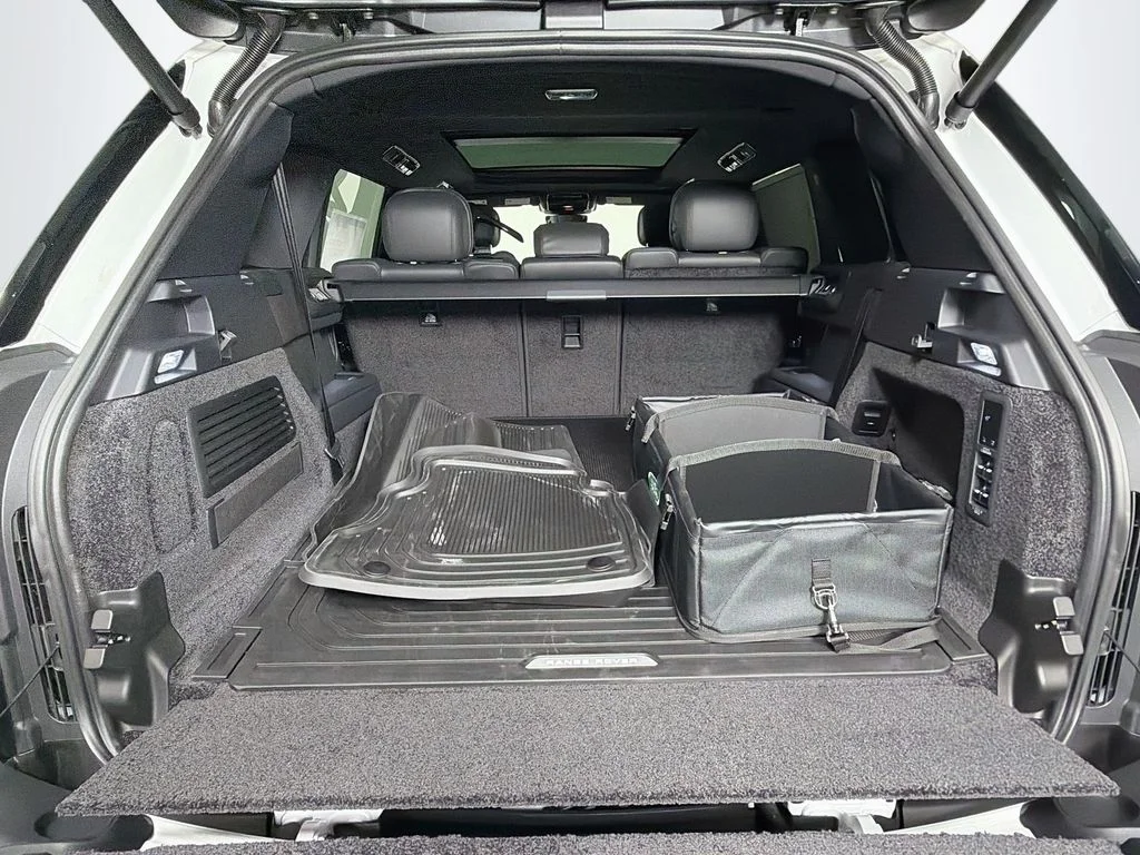 New 2026 Fuji White Land Rover SE 7 Seats image 28