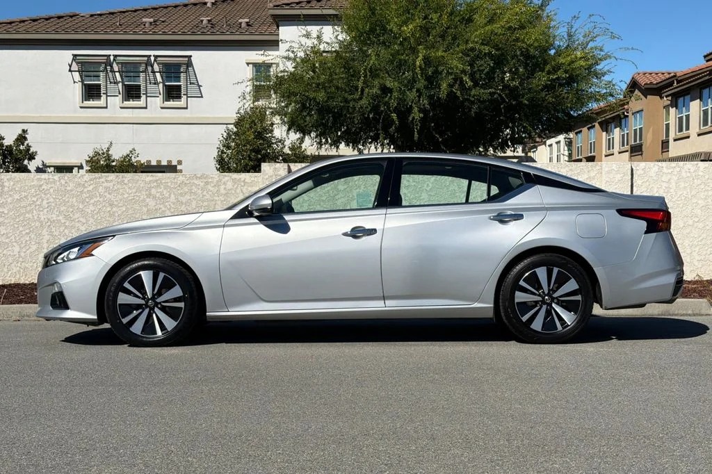 Used 2019 Brilliant Silver Metallic Nissan 2.5 SV image 8