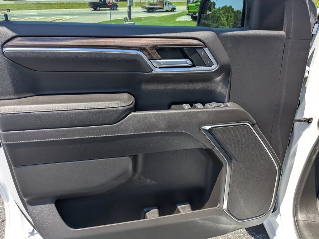 Used 2022 Summit White Chevrolet LT image 11