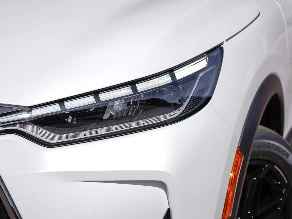 New 2027 2T RAD WHT INFINITI Sport AWD image 4
