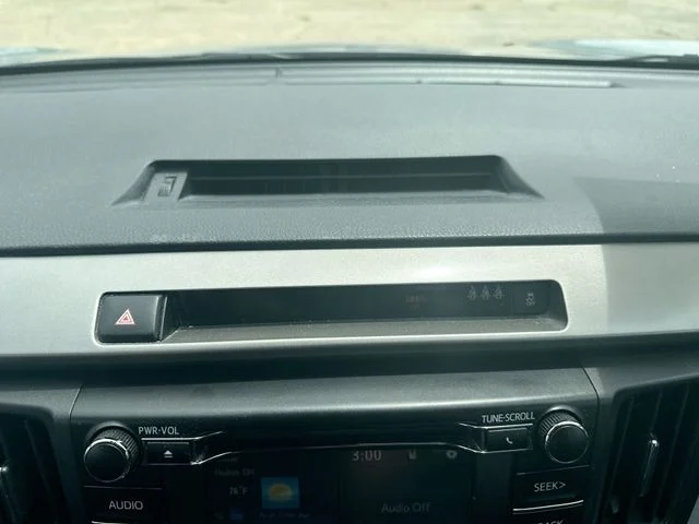 Used 2018 Silver Toyota XLE image 39