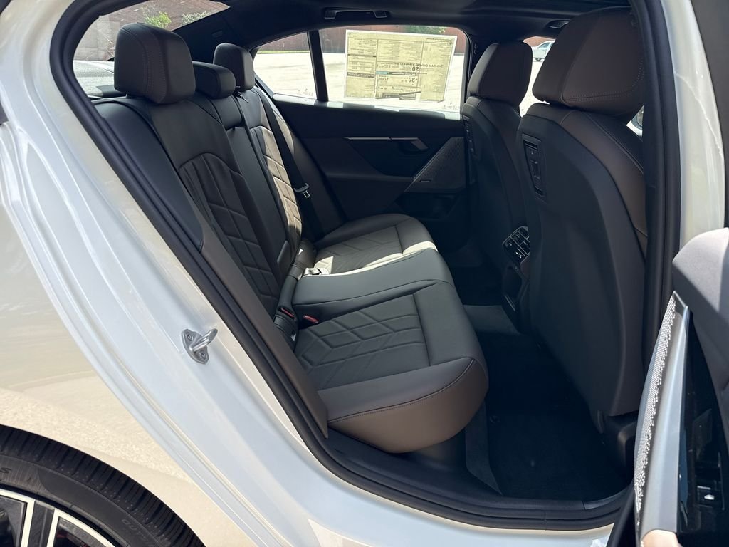 Used 2027 White BMW 530i xDrive image 27