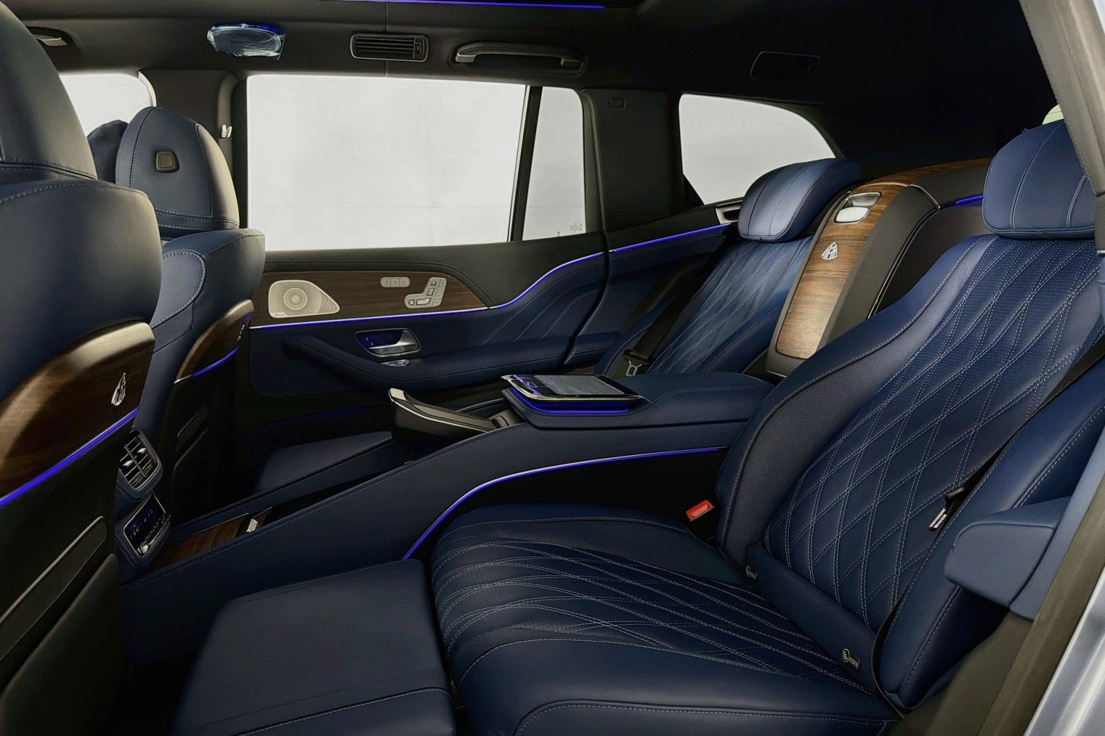 New 2026 MANUFAKTUR Cote d Azur Light Blue Metallic Mercedes-Benz Maybach GLS 600 4MATIC® SUV image 9