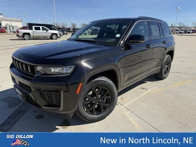 New 2026 Diamond Black Crystal Pearlcoat Jeep Laredo Altitude image 1