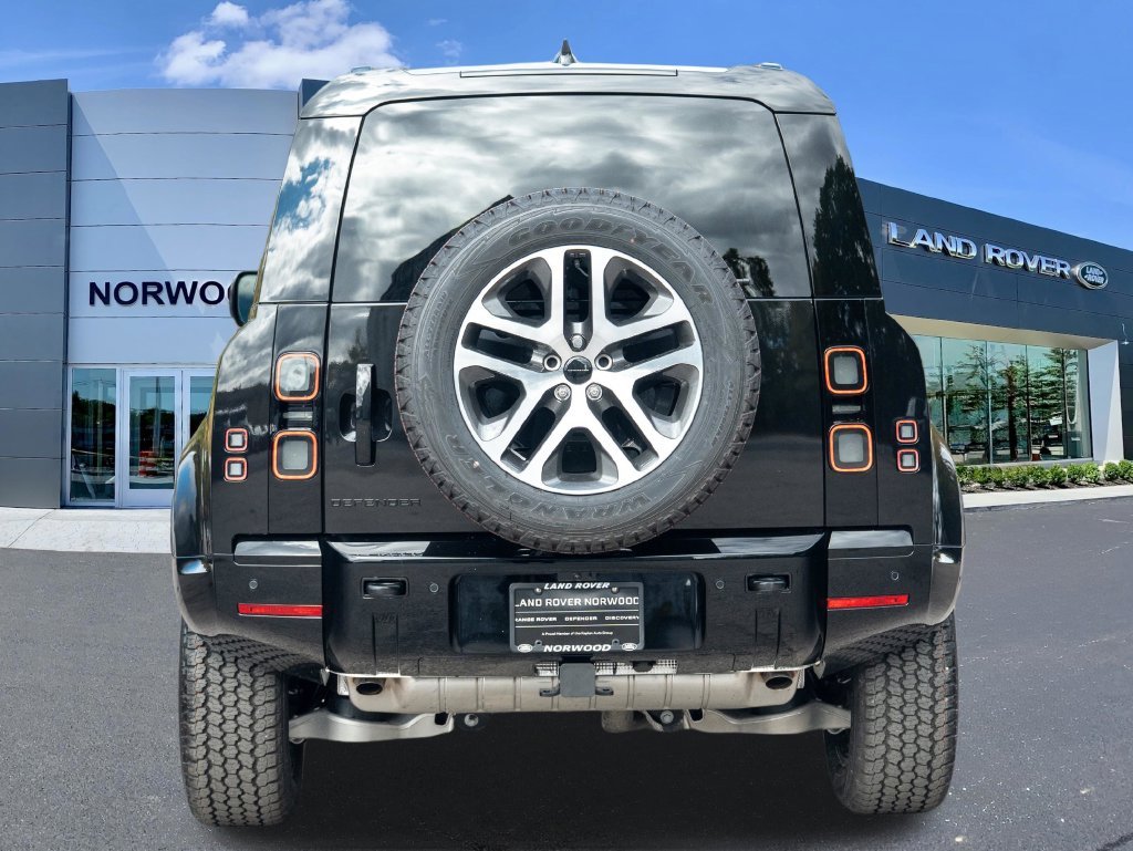 New 2026 Santorini Black Land Rover X-Dynamic SE image 5