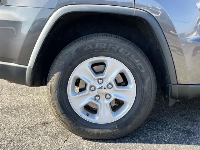 Used 2014 Granite Crystal Clearcoat Metallic Jeep Laredo image 11