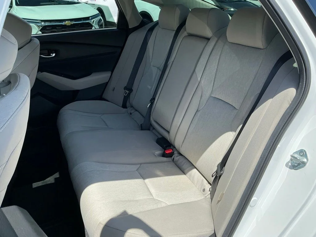 Used 2025 White Honda SE image 24