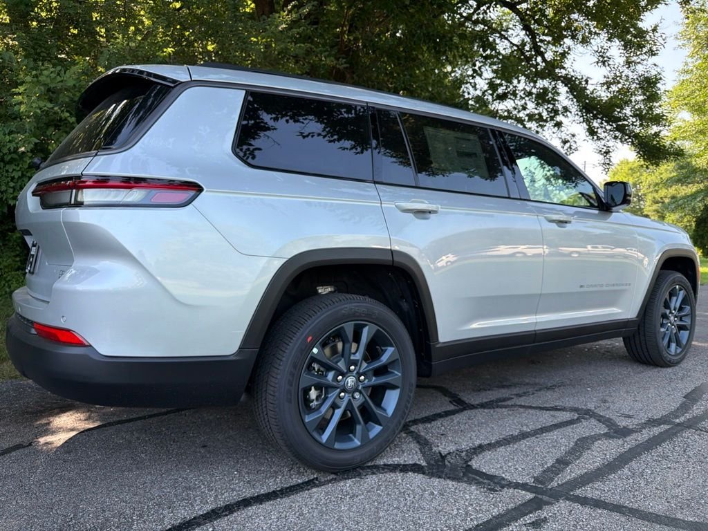 New 2026 Silver Zynith Exterior Paint Jeep Limited image 49