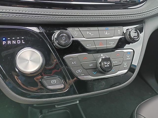 New 2026 Hydro Blue Pearl-Coat Exterior Paint Chrysler Select image 31
