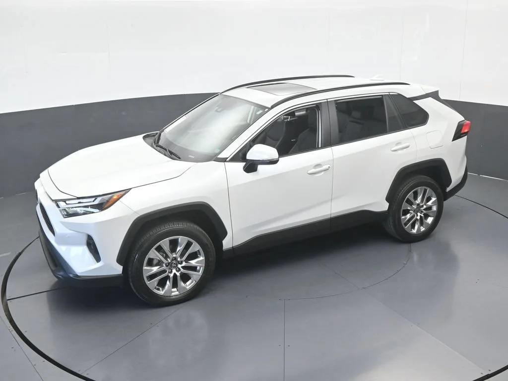 Used 2025 White Toyota XLE Premium image 44