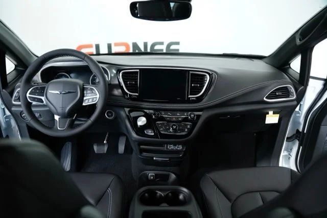 2025 Chrysler Pacifica Select - Photo 29