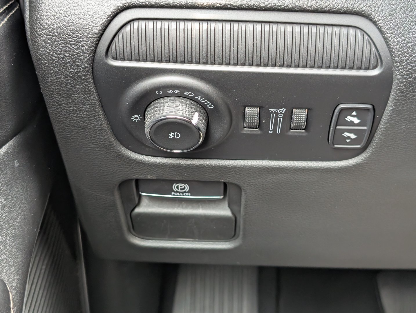 Used 2022 Diamond Black Crystal Pearlcoat Jeep Series II image 21