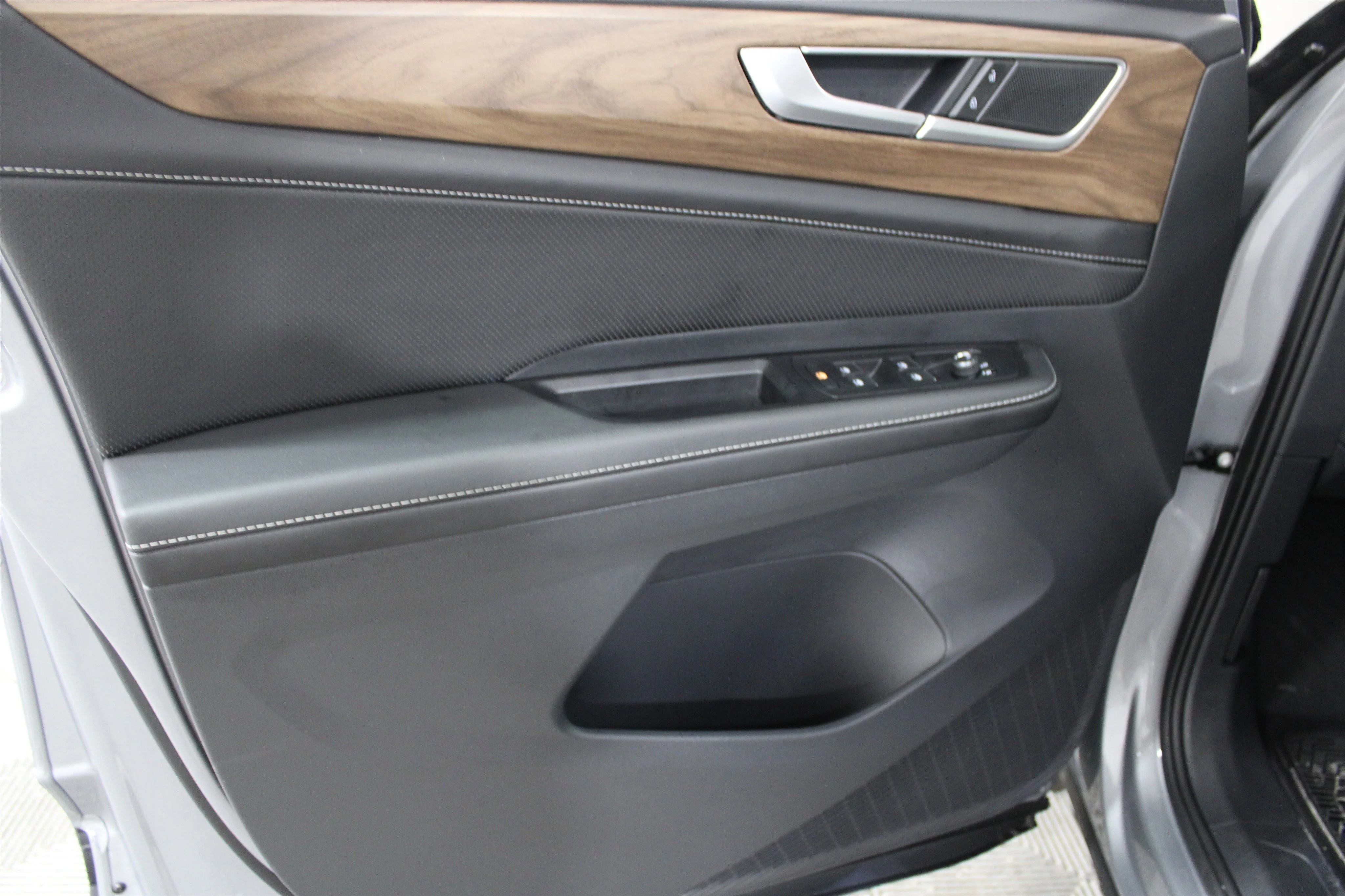 2026 Volkswagen Atlas SE - Photo 6