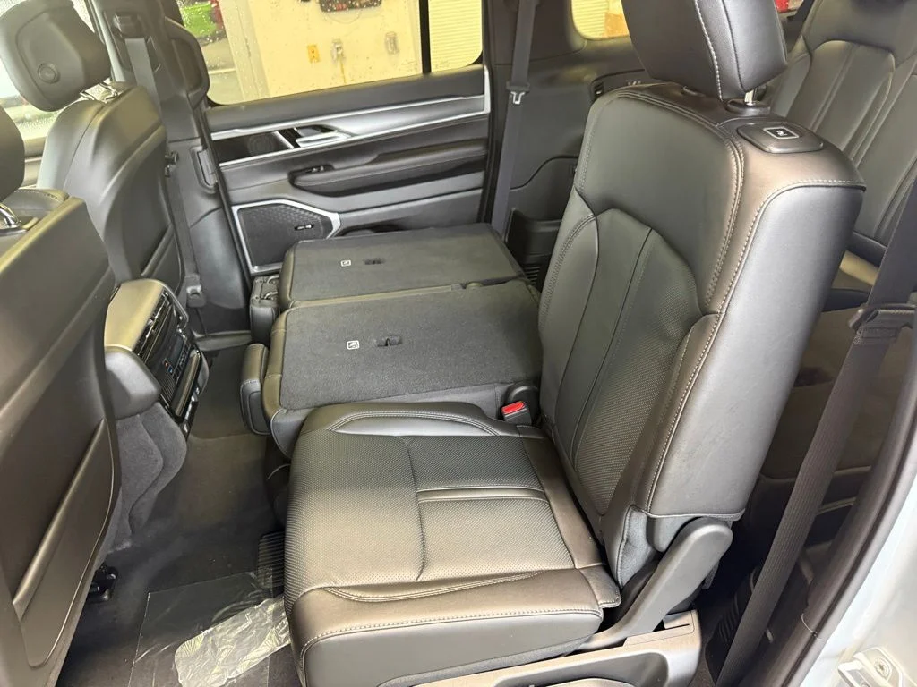 New 2026 Silver-Zynith Exterior Paint Jeep  image 44