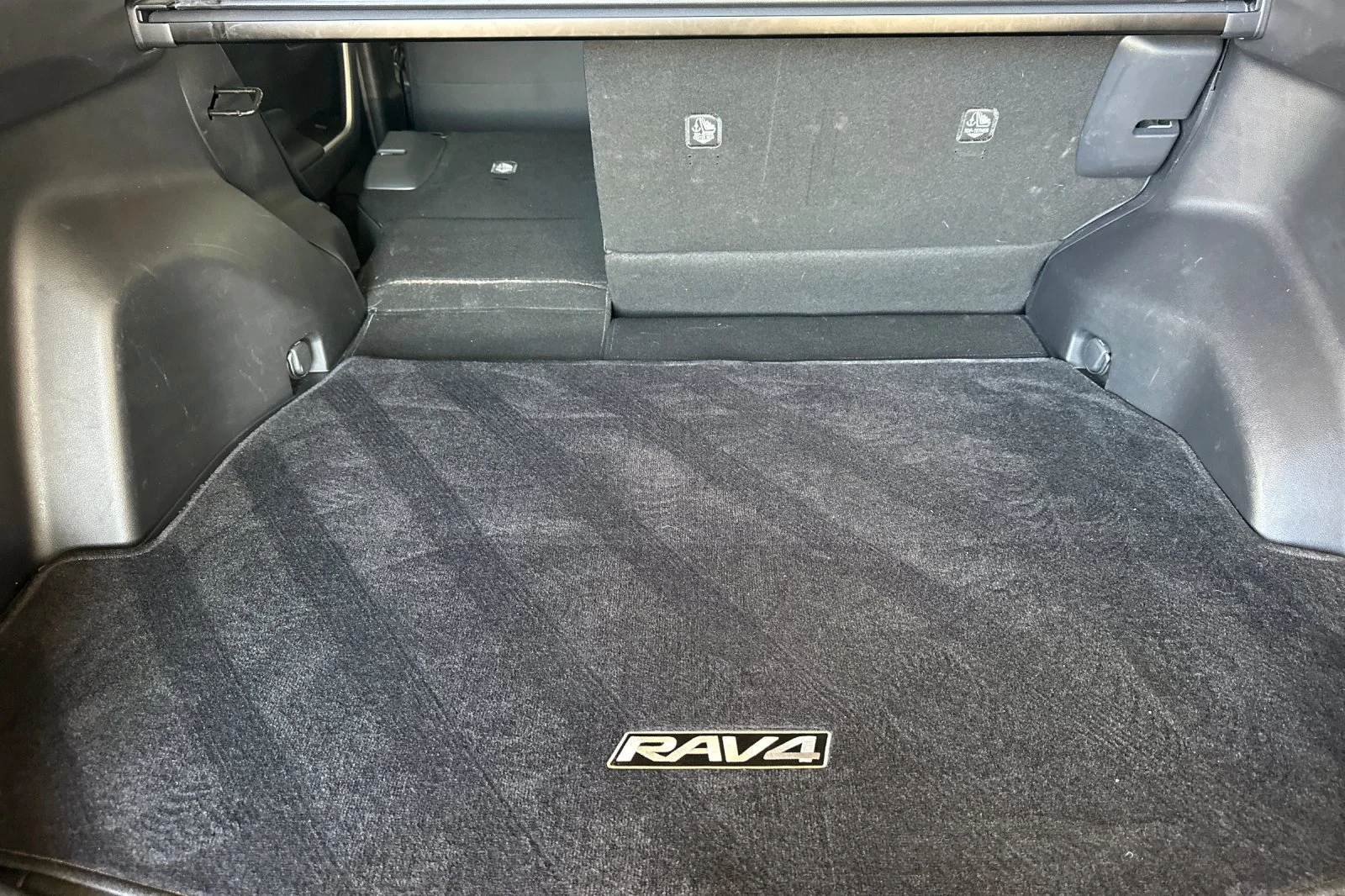 Used 2019 Silver Toyota XLE image 15