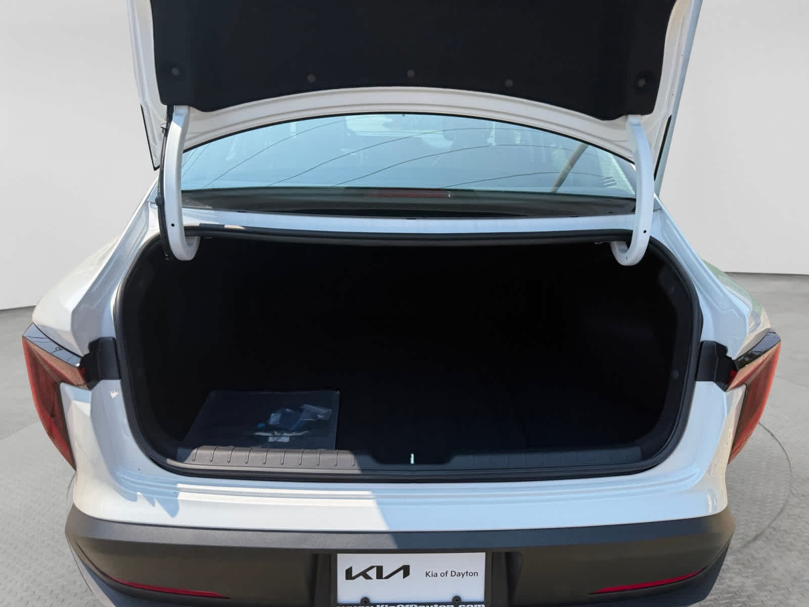 New 2026 SNOW WHITE PEARL Kia LX image 23