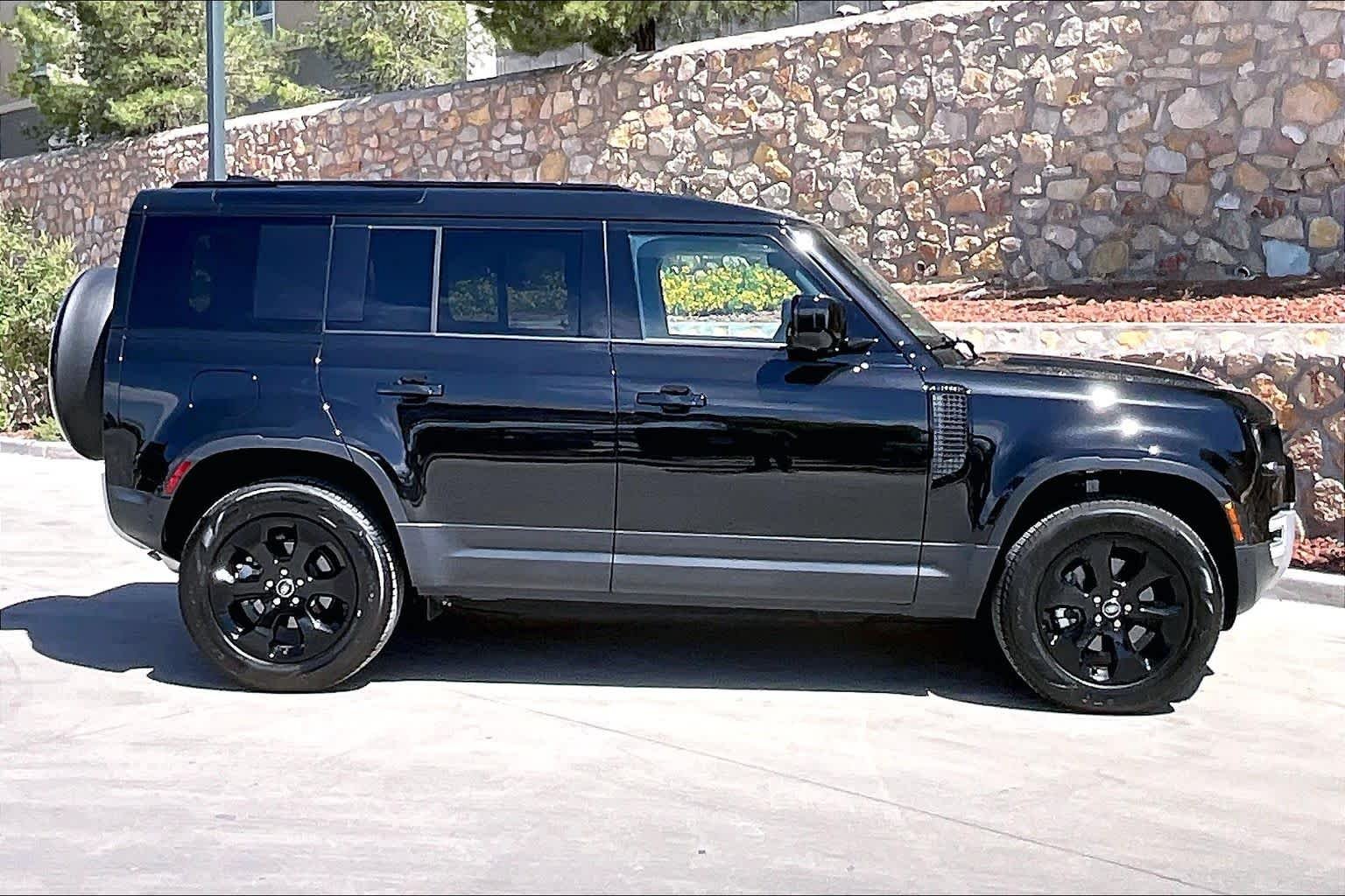 Used 2025 Santorini Black Metallic Land Rover S image 8
