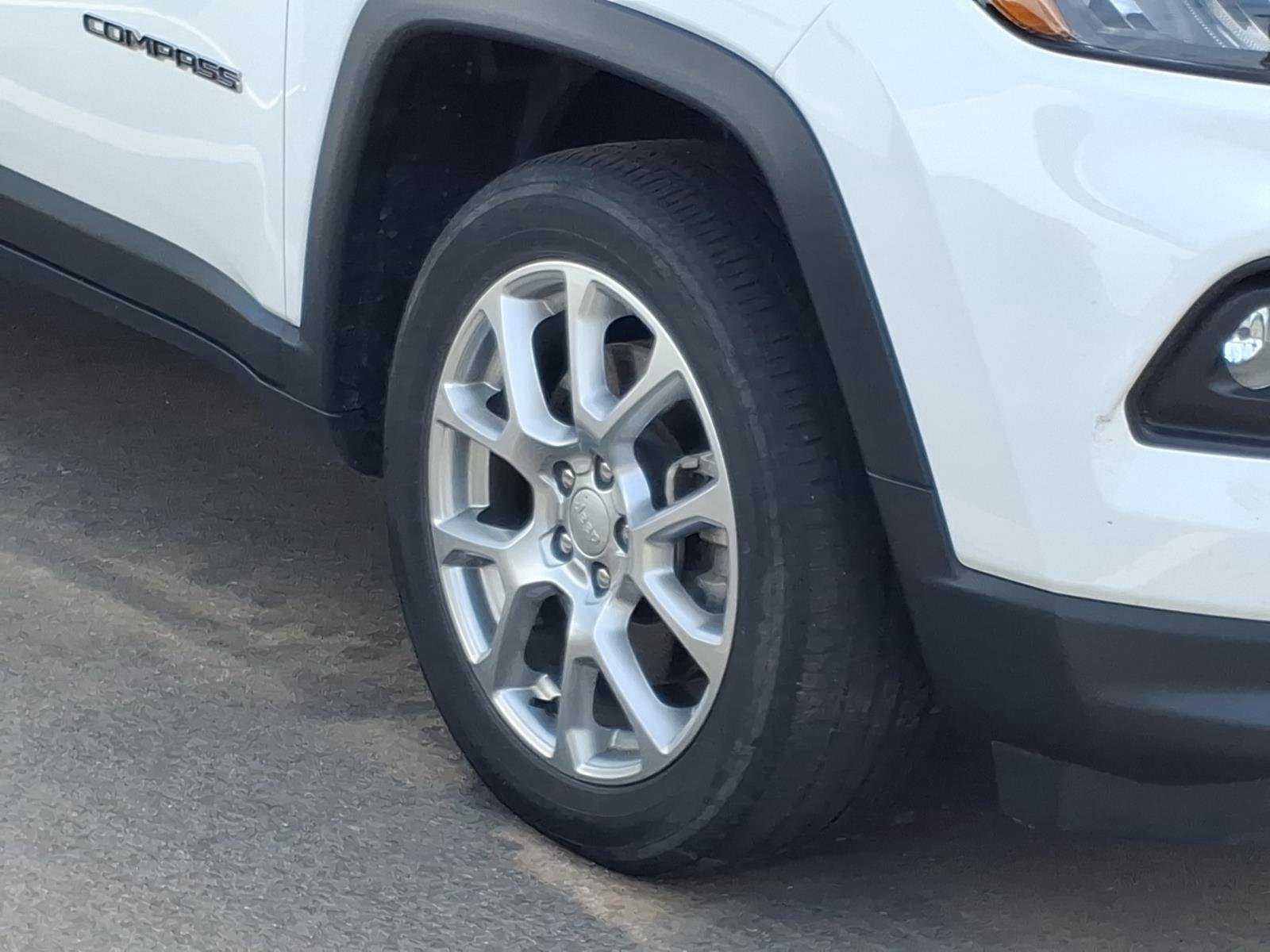 Used 2024 Bright White Clearcoat Jeep Latitude Lux image 8