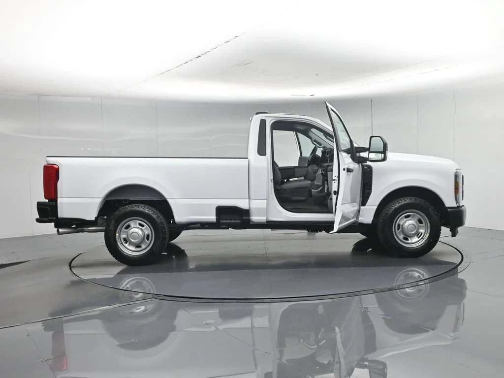 New 2027 Oxford White Ford XLT image 4