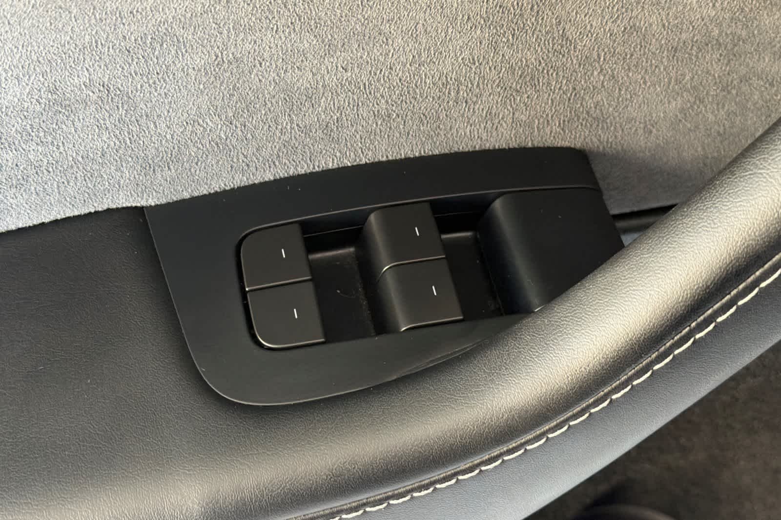 Used 2023 White Tesla  image 13