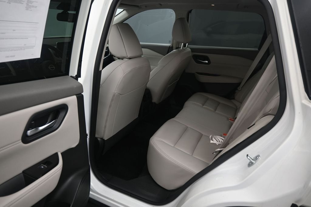 Used 2023 Pearl White Nissan SL image 17