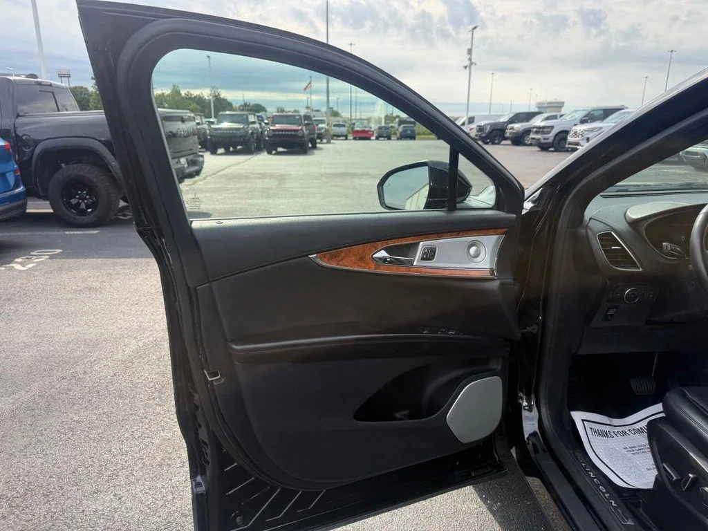 Used 2019 Black Lincoln Reserve image 18