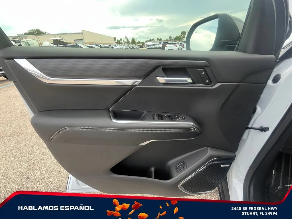 New 2027 Glacier White Tricoat GMC Elevation image 24