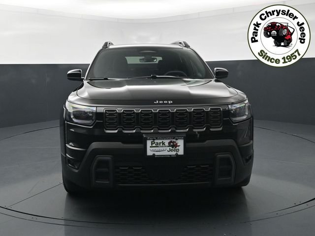 New 2026 Diamond Black Crystal Pearl-Coat Exterior Paint Jeep Laredo image 4