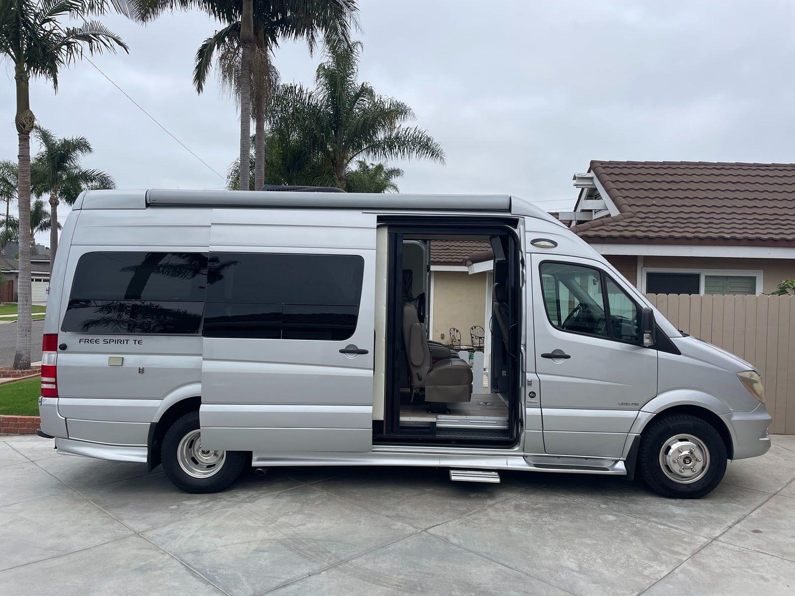 Used 2014 Brilliant Silver Metallic Leisure Travel Great Shape and Ready for Travel image 2
