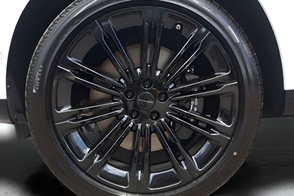 New 2026 Fuji White Land Rover SE image 28