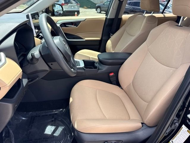 2025 Toyota RAV4 XLE - Photo 11
