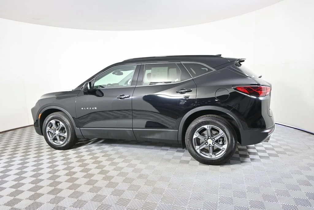Used 2024 Black Chevrolet 2LT image 3